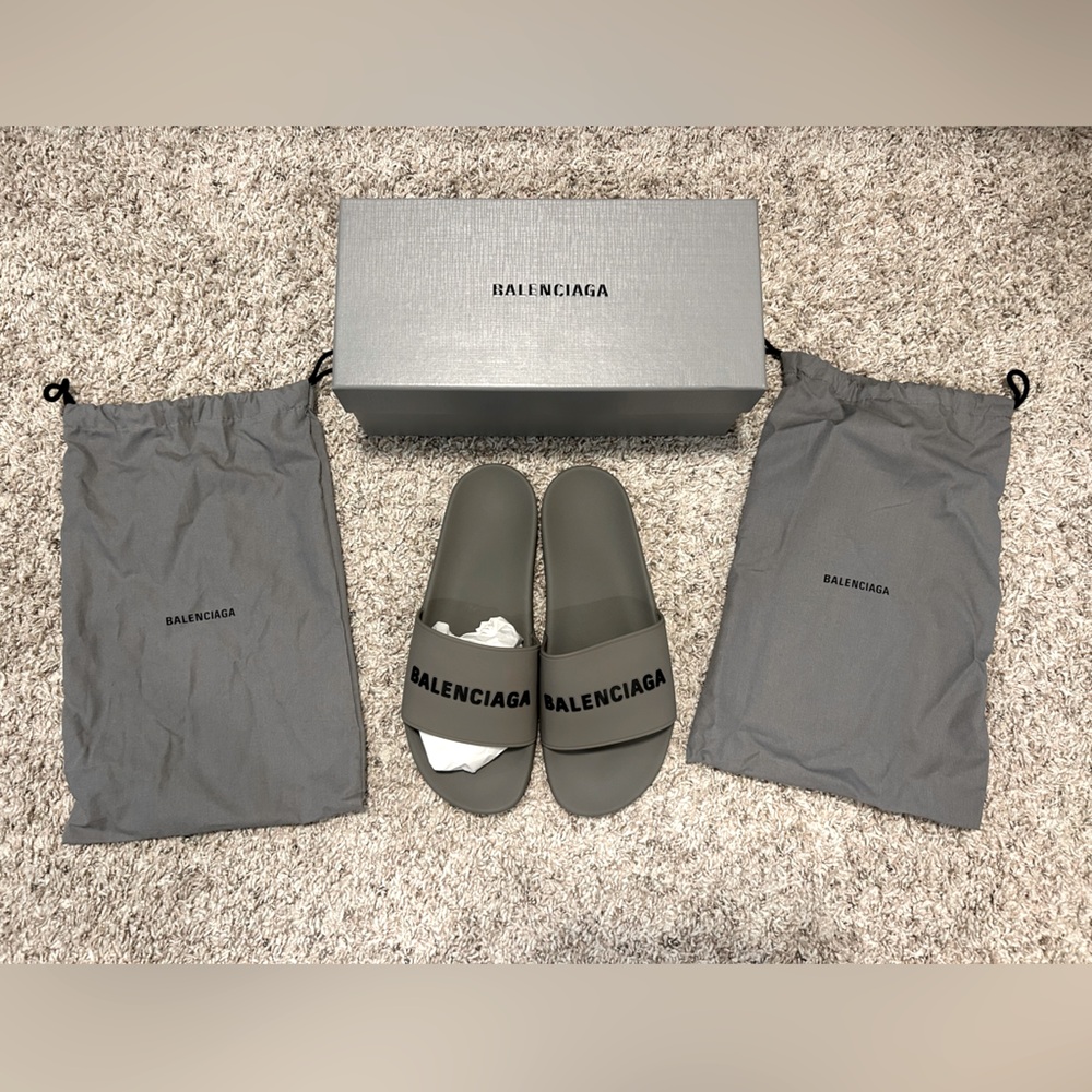 NWT Men’s size 10 Balenciaga Pool Slide. Medium Grey with black logo.